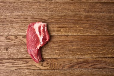 Et taze ürünler mutfak ahşap masa pişiriyor.