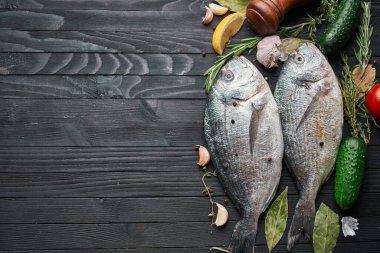 Taze balık malzemeleri ahşap restoran lezzeti