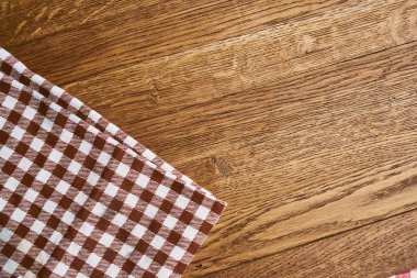 Ahşap masa örtüsü, ekose masa örtüsü, mutfak manzarası.