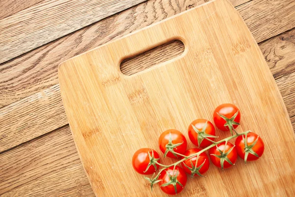 Çeri domatesler dalda salata için taze gıda malzemeleri.