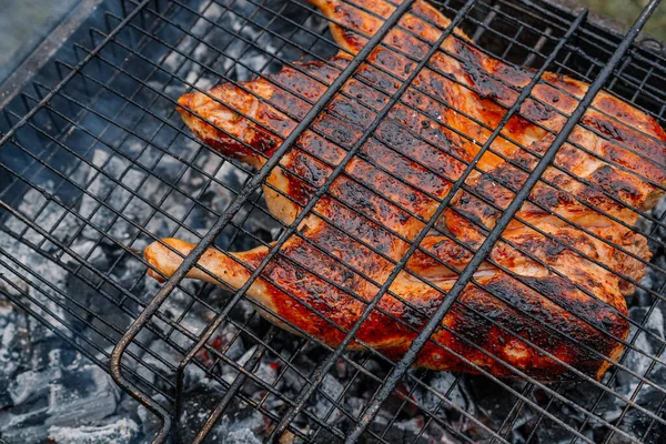 Dřevěné uhlí vaření grilované kuře brazier příroda čerstvý vzduch — Stock fotografie