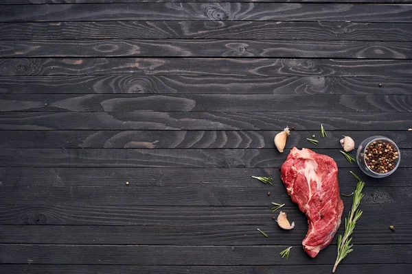 Carne carne carne alecrim bife ingredientes mesa de madeira — Fotografia de Stock