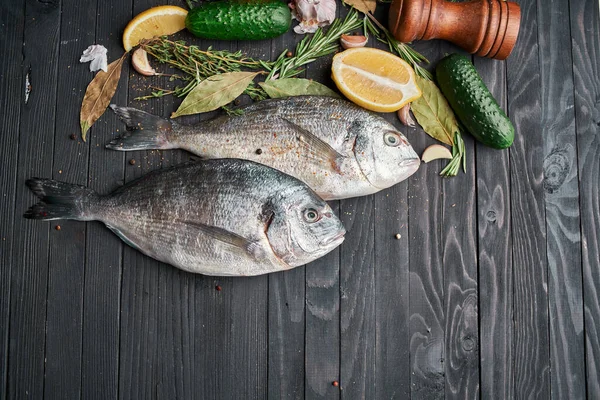 Taze balık malzemeleri ahşap restoran lezzeti