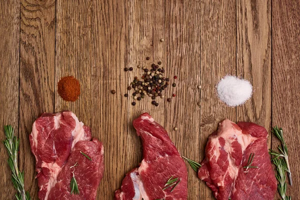 М'ясні свіжі інгредієнти приготування їжі на кухні дерев'яний стіл — стокове фото