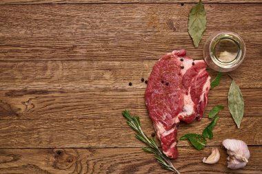 Tahta masa biberinin üzerindeki et proteini pişiriyor.