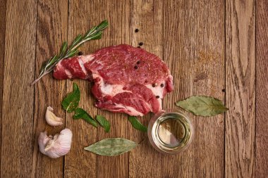 Tahta masa biberinin üzerindeki et proteini pişiriyor.