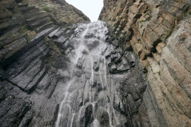 Doğa dağlarda seyahat eder. Temiz hava yaşam tarzı.