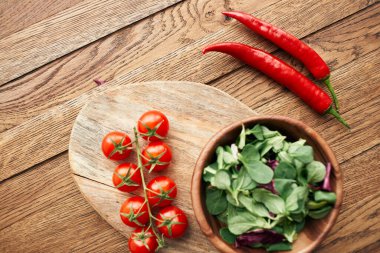 Bir tabak marul, vişneli domates organik sağlıklı yiyecekler pişiriyor.