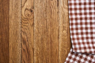 Ahşap masa örtüsü, ekose masa örtüsü, mutfak manzarası.