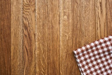 Ahşap masa örtüsü, ekose masa örtüsü, mutfak manzarası.