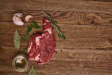 Tahta masa biberinin üzerindeki et proteini pişiriyor.