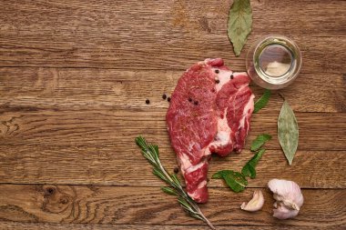 Tahta masa biberinin üzerindeki et proteini pişiriyor.