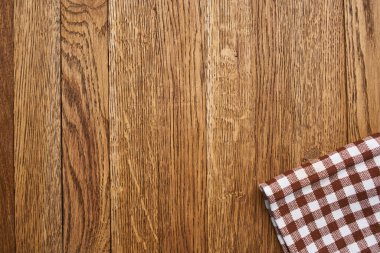 Ahşap masa örtüsü, ekose masa örtüsü, mutfak manzarası.