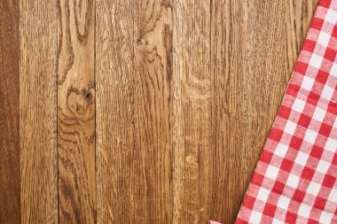 Ahşap masa örtüsü, ekose masa örtüsü, mutfak manzarası.