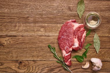 Tahta masa biberinin üzerindeki et proteini pişiriyor.