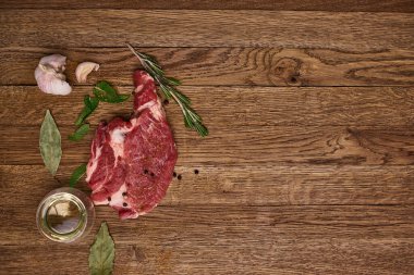 Tahta masa biberinin üzerindeki et proteini pişiriyor.