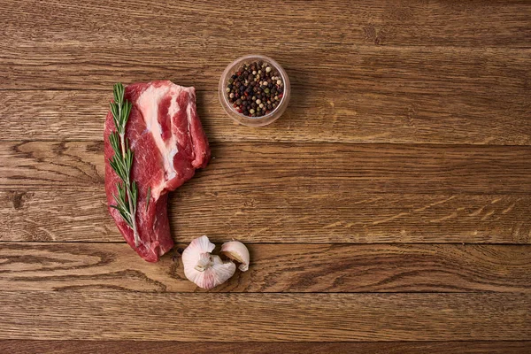 Et taze ürünler mutfak ahşap masa pişiriyor.