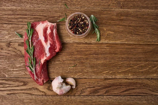Carne producto fresco ingredientes cocina cocina mesa de madera — Foto de Stock