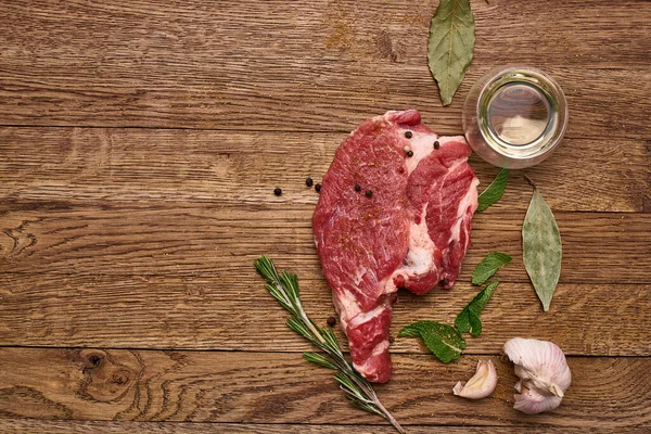 Tahta masa biberinin üzerindeki et proteini pişiriyor.