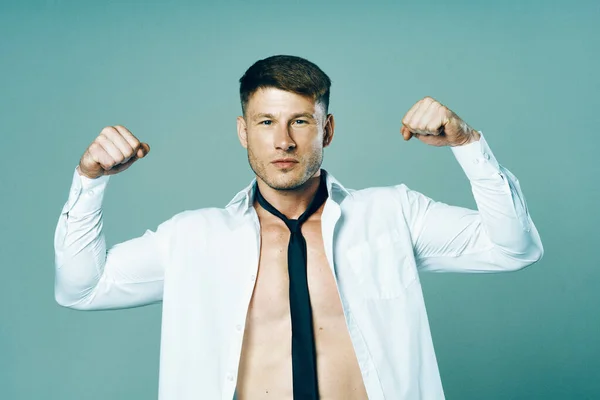 Hombre deportivo en camisa desabotonada con corbata muscular posando —  Fotos de Stock