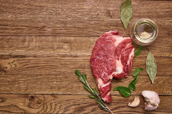 Tahta masa biberinin üzerindeki et proteini pişiriyor.