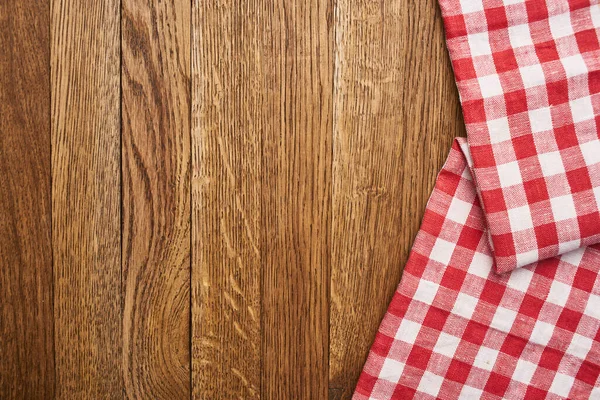 Ahşap masa örtüsü, ekose masa örtüsü, mutfak manzarası.
