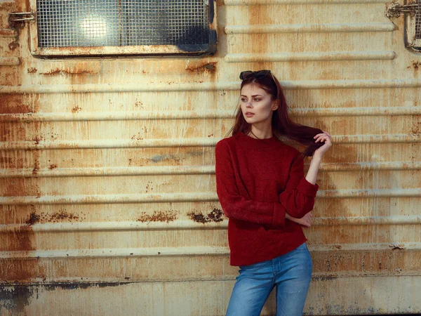 Paslı karavanın yanında poz veren bir kadın.