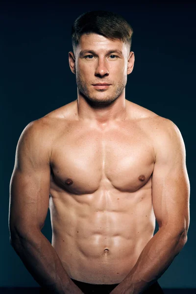 Atlético macho topless entrenamiento muscular culturista oscuro fondo —  Fotos de Stock