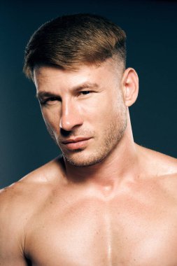 Atletik erkek üstsüz kas geliştirici koyu arkaplan