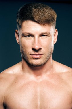 Atletik erkek üstsüz kas geliştirici koyu arkaplan