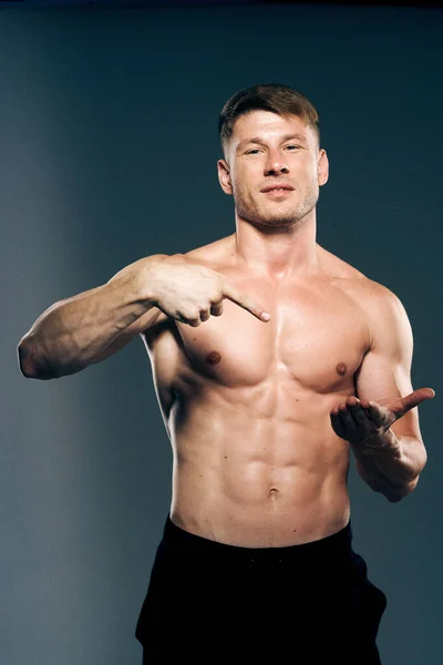 Hombre con musculoso torso entrenamiento fitness oscuro fondo —  Fotos de Stock