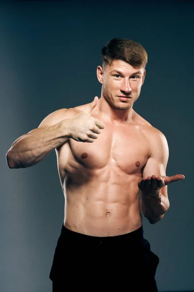Mężczyzna z muskularnym treningu tułowia fitness ciemne tło — Zdjęcie stockowe
