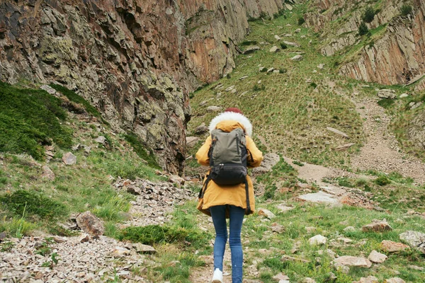 Mulher caminhante com mochila montanhas viajar aventura liberdade — Fotografia de Stock