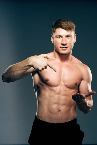 Hombre con musculoso torso entrenamiento fitness oscuro fondo —  Fotos de Stock