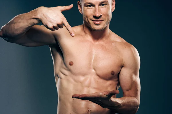 Mann mit muskulösem Oberkörper-Training Fitness dunkler Hintergrund — Stockfoto