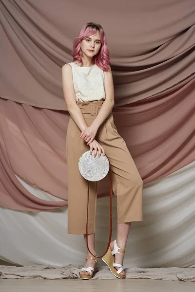 Mulher com pacote de cabelo rosa com laranjas posando moda — Fotografia de Stock