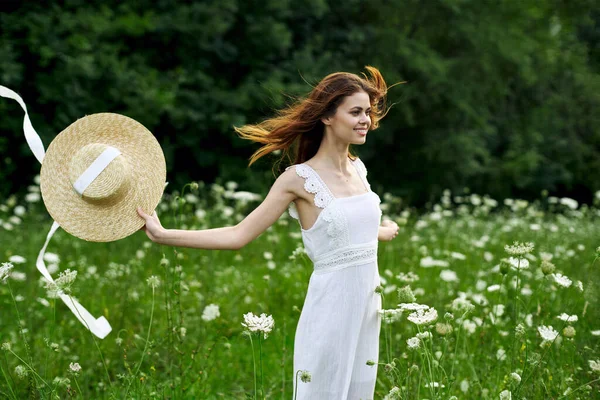 Mulher de chapéu vestido branco flores campo natureza — Fotografia de Stock
