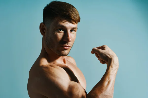 Mężczyzna z wybrzuszenie topless mięśni trening pozowanie kulturysta — Zdjęcie stockowe
