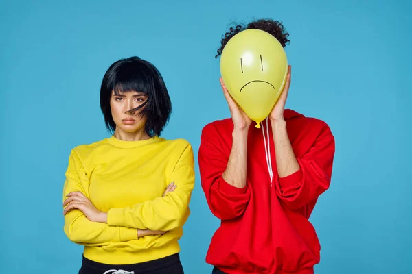 Jovem casal em roupas na moda posando juntos emoções estilo de vida — Fotografia de Stock