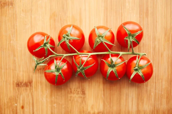 Tomates cherry en una rama alimentos frescos ingredientes para ensalada —  Fotos de Stock