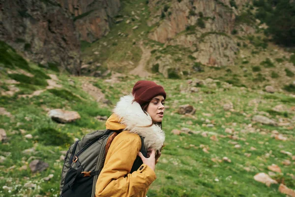 Sırt çantalı kadın yürüyüşçü dağlarda yolculuk özgürlüğü.