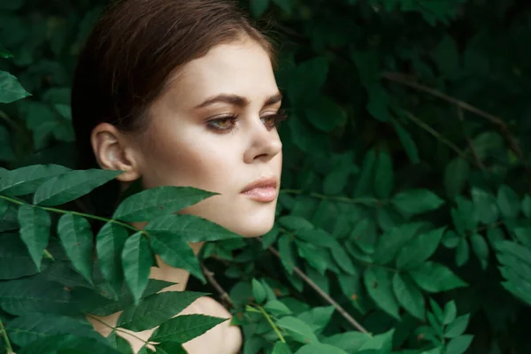 Привлекательная женщина уход за кожей голые плечи зеленые листья природы крупным планом — стоковое фото