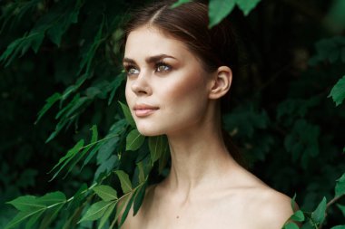Gülümseyen kadın kozmetik doğası yeşil yapraklar cazibe modeli