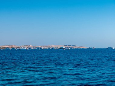 Körfezin manzarası ve güneşli bir günde birçok yatın manzarası. Kıyı şeridinin arka planında.