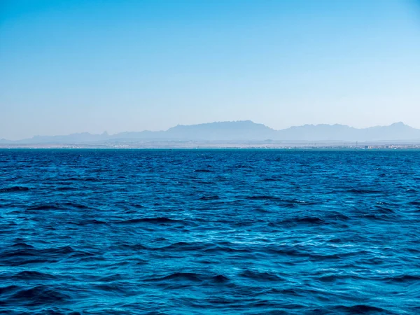 Panorama Des Vagues Mer Sur Fond Côte Avec Montagnes Ciel — Photo