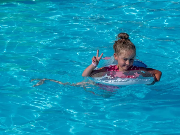 Menina Pequena Feliz Com Anel Inflável Colorido Piscina Exterior Dia — Fotografia de Stock