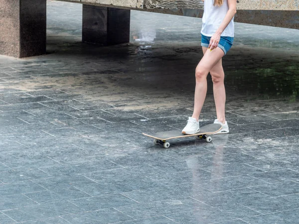 Gros Plan Des Jambes Féminines Baskets Blanches Sur Longboard Skateboard — Photo