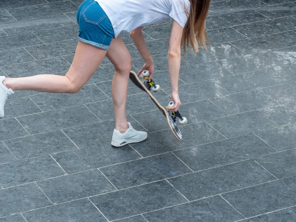 Boş Zaman Aktivitesi Sportif Yaşam Tarzı Genç Kaykaycı Parka Atlıyor — Stok fotoğraf