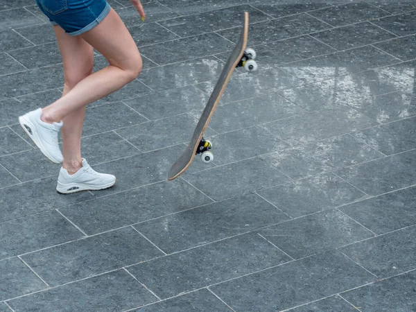 Close Meisje Skateboarder Benen Skateboarden Bij Zonsondergang Zon Achtergrondverlichting Vrijheid — Stockfoto