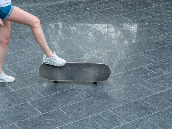 Κοντινό Πλάνο Κορίτσι Skateboarder Πόδια Skateboarding Στο Ηλιοβασίλεμα Φως Του — Φωτογραφία Αρχείου